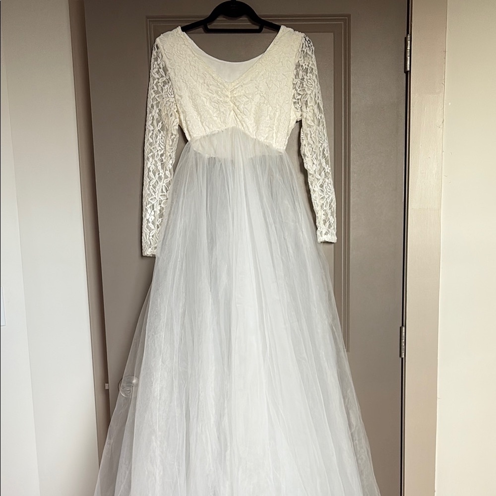 Elegant Lace and Tulle Gown